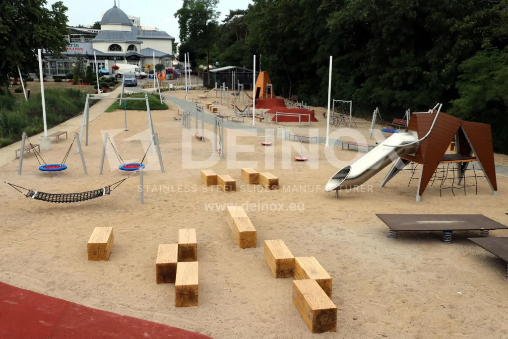 Zjeżdżalnia rurowa na placu zabaw
