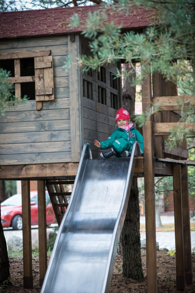 Zjeżdżalnia na plac zabaw - playground slide.