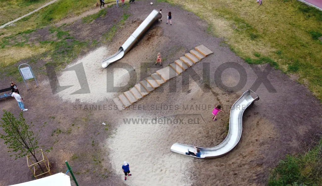 Scivoli a tubo - per bambini nel parco giochi
