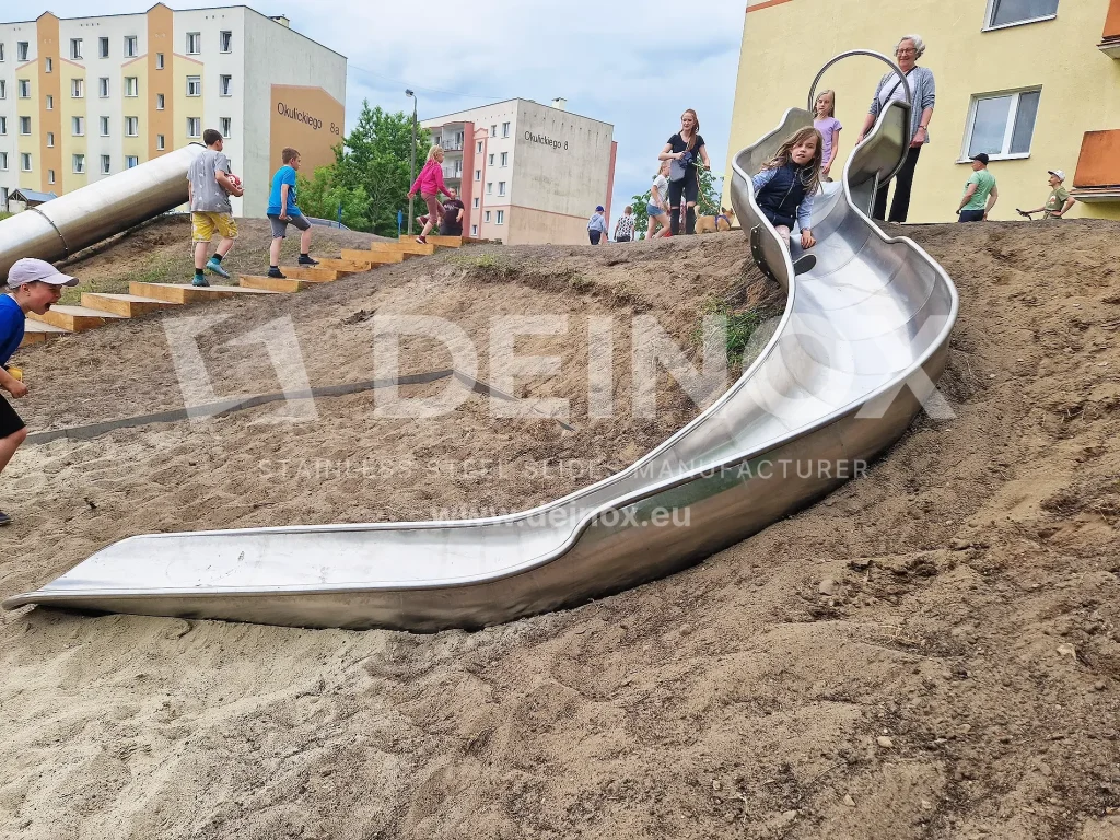 Zabawa na świeżym powietrzu: Najlepsze zjeżdżalnie na place zabaw DEINOX