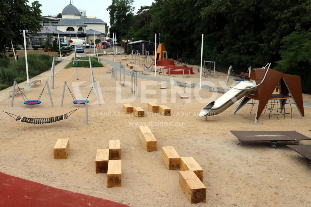 Plac zabaw - zjeżdżalnia rurowa na placu zabaw.