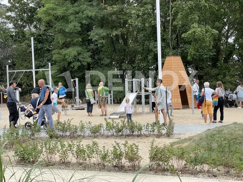 Plac zabaw w Międzyzdrojach - zjeżdżalnie.