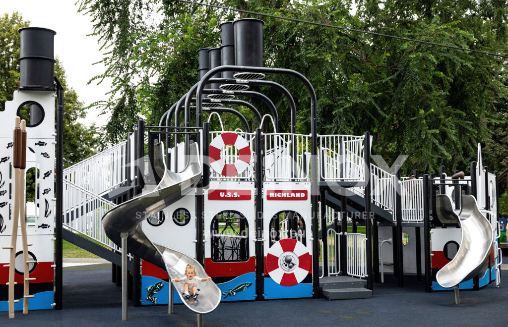 Zjeżdżalnie rynnowe - spiralne i kręte na placu zabaw